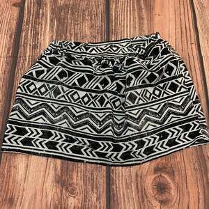 BCX Black White Aztec Print Flounce Mini Skirt Size Medium
